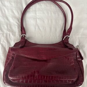 vintage burgundy 100% embossed crocodile leather shoulder bag! ❣️